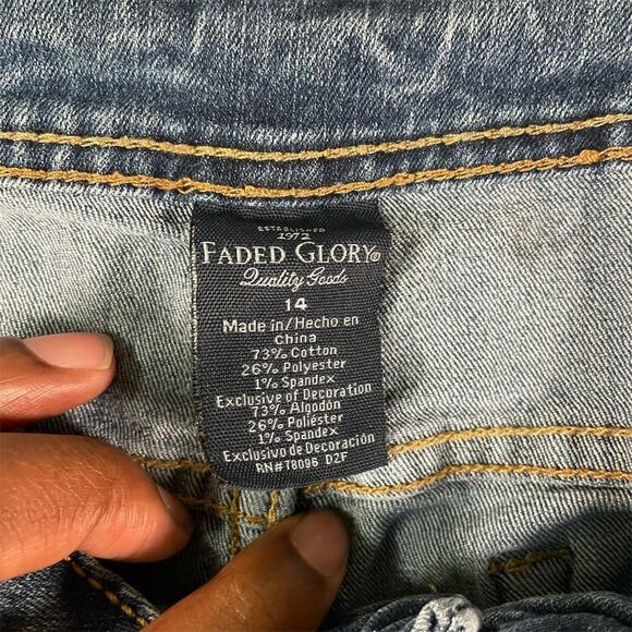 Faded Glory Women's Blue Denim Bermuda Shorts Size 14 Rolled Cuffs - Picture 4 of 7